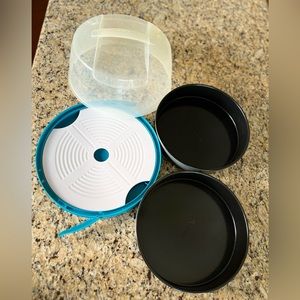 Calphalon 9-1/2” Dia. Round Baking pan and cake carrier set